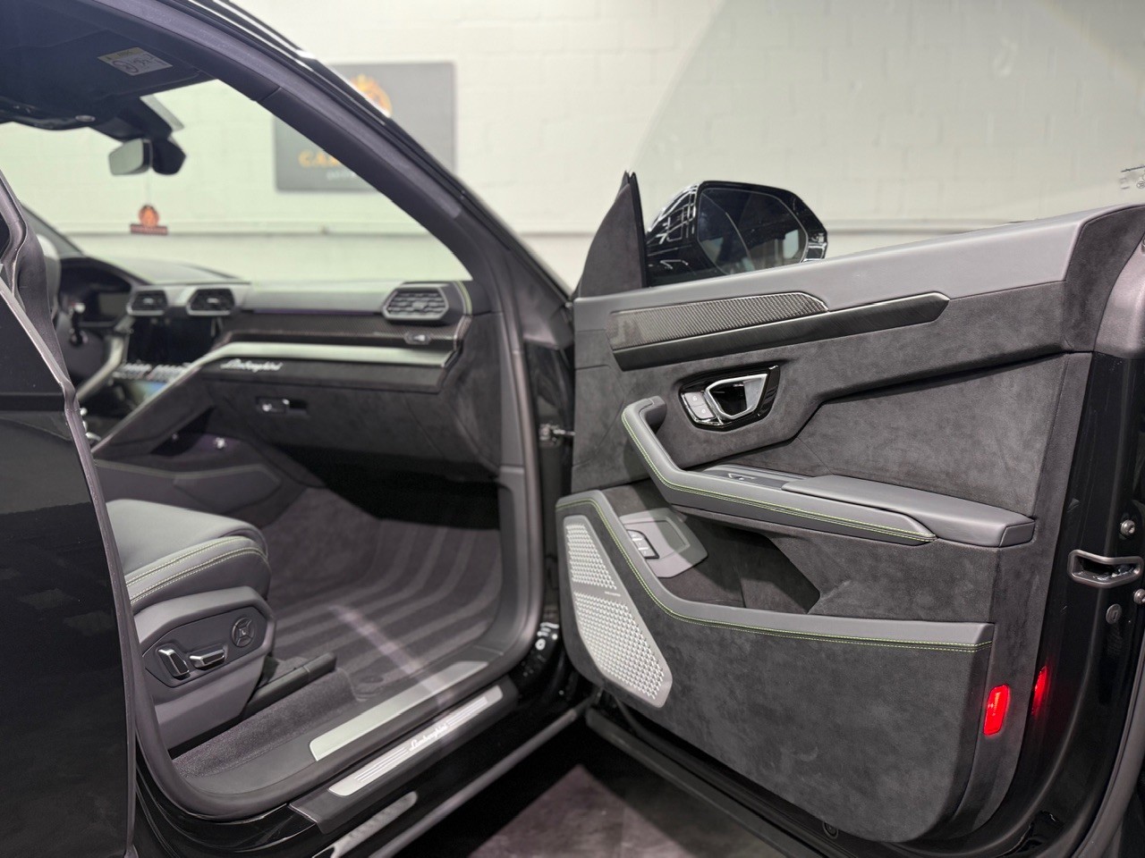 LAMBORGHINI Urus Performante | Carbon | Akrapovic | Alcantara-image-21