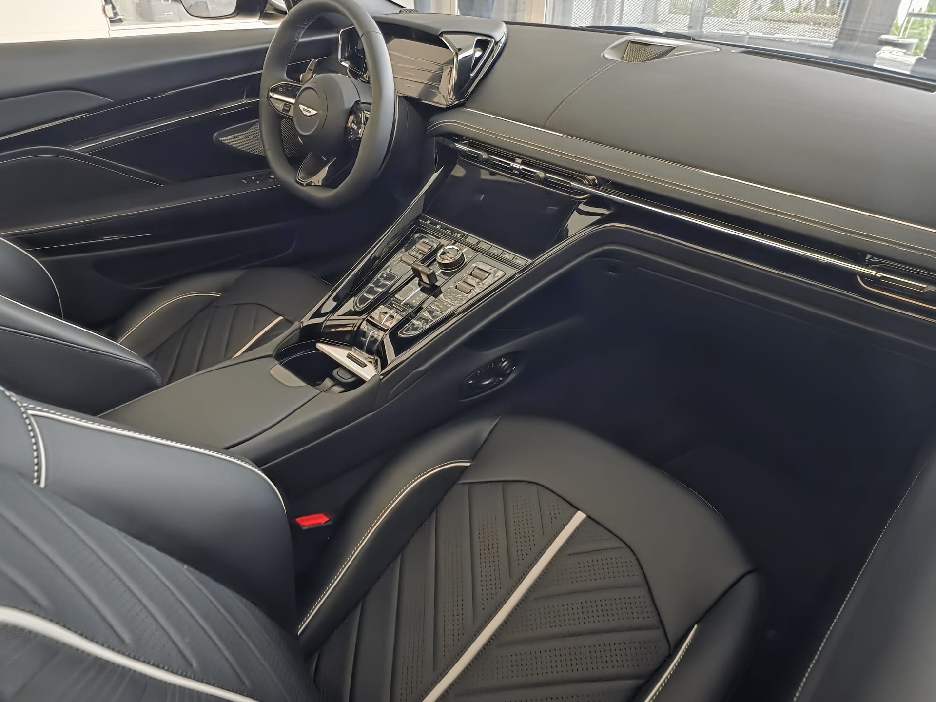 ASTON MARTIN NEW DB12 S Volante with 700cv-image-12