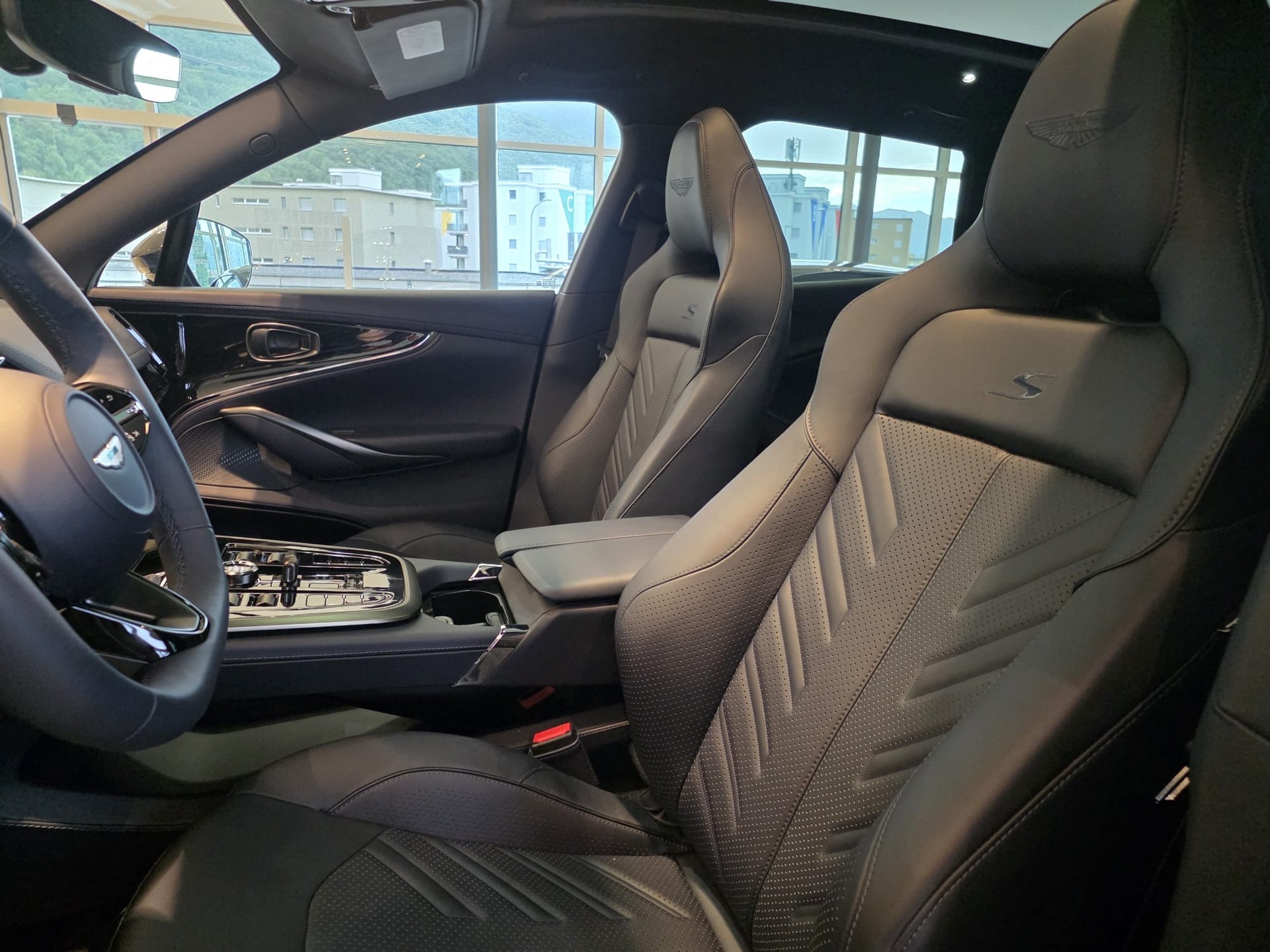 ASTON MARTIN NEW DB12 S Volante with 700cv-image-11