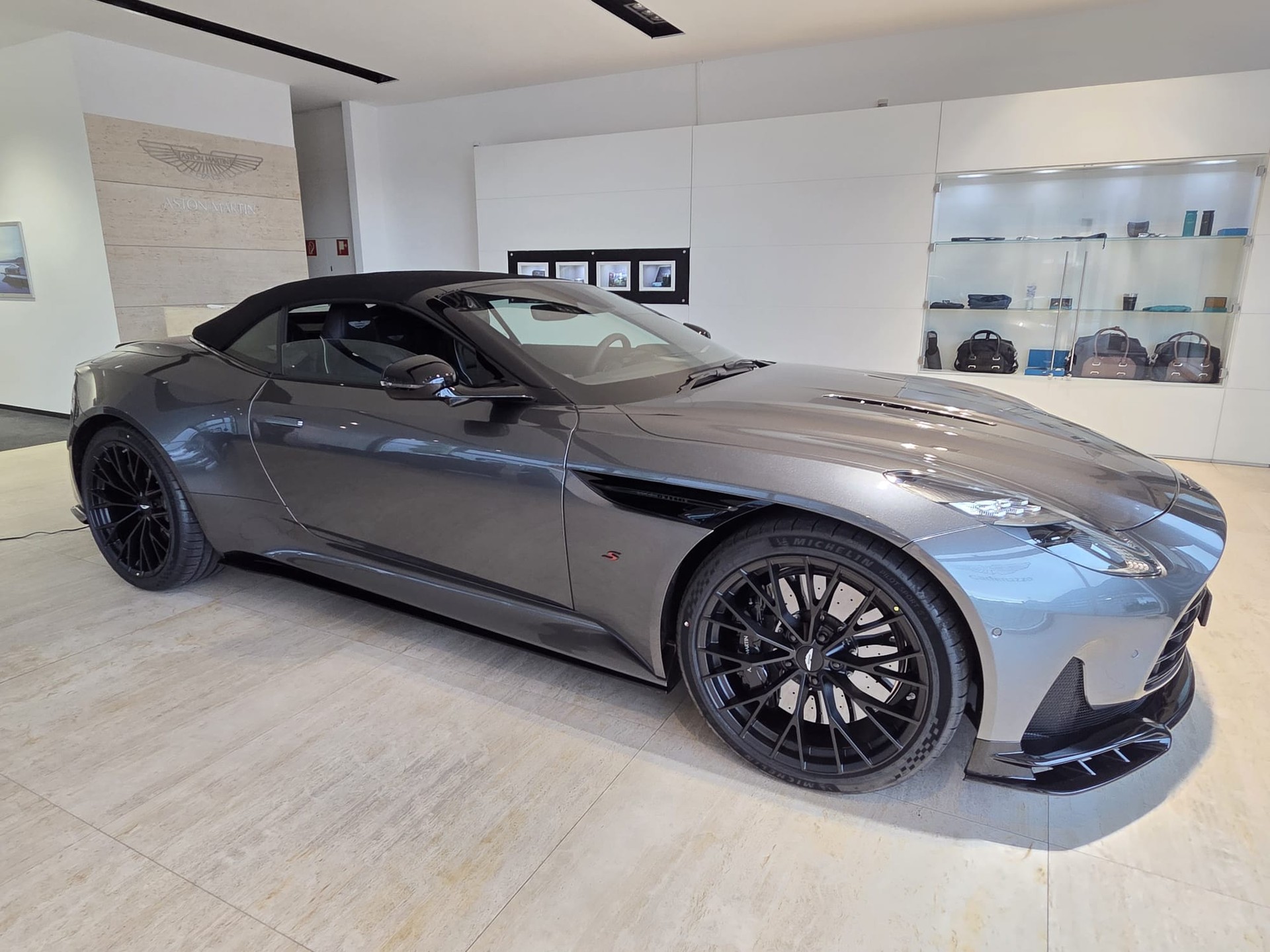 ASTON MARTIN NEW DB12 S Volante with 700cv