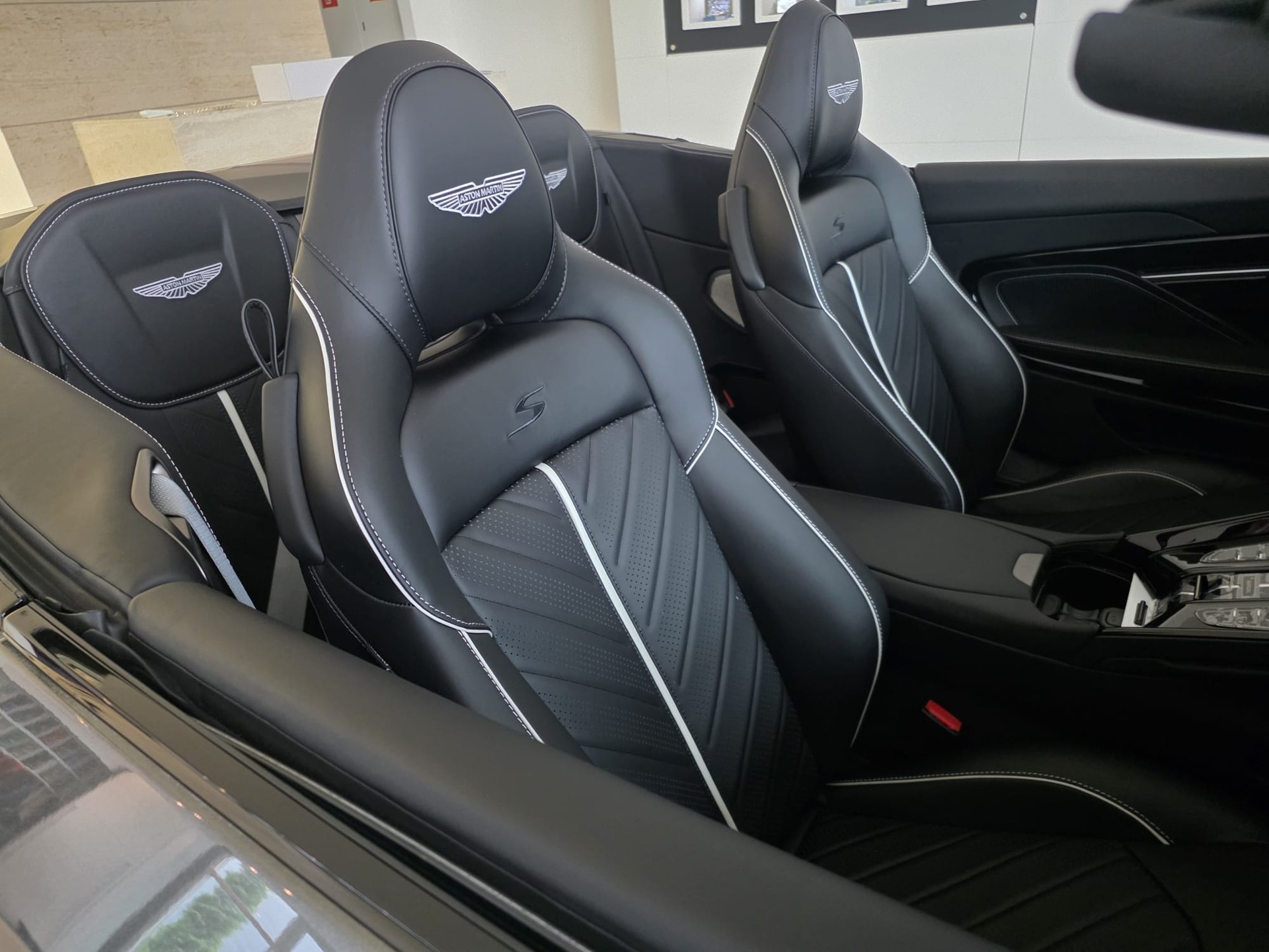 ASTON MARTIN NEW DB12 S Volante with 700cv-image-14