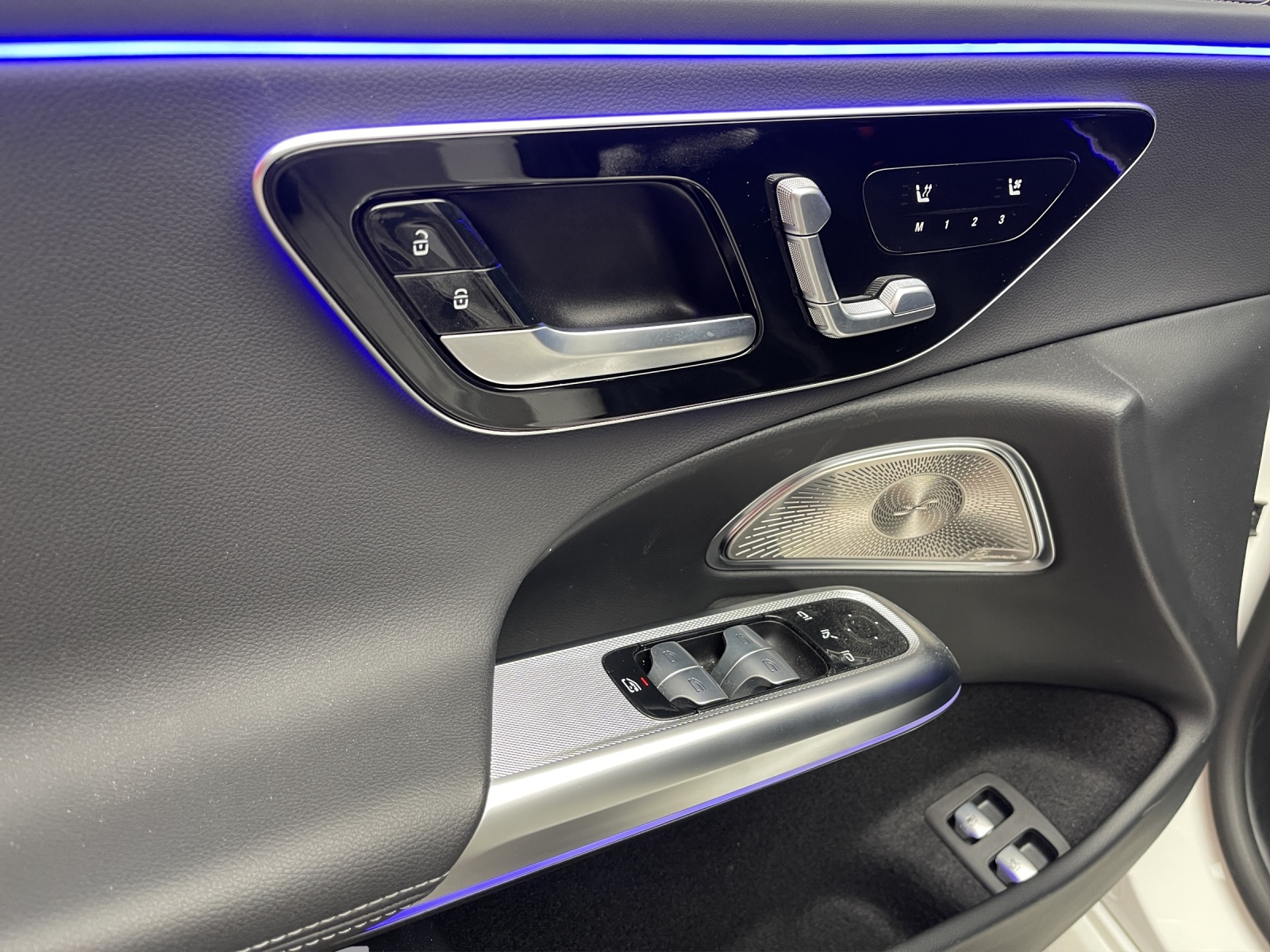 MERCEDES-BENZ E 300 e 9G-Tronic-image-12
