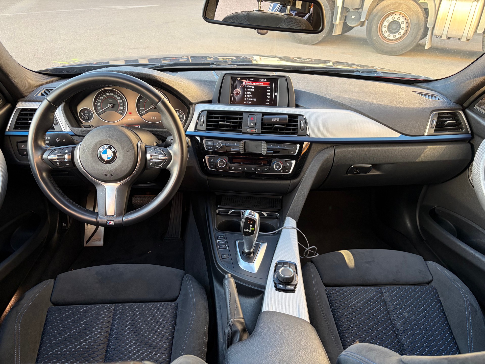 BMW 320d touring M sport LCI-image-10