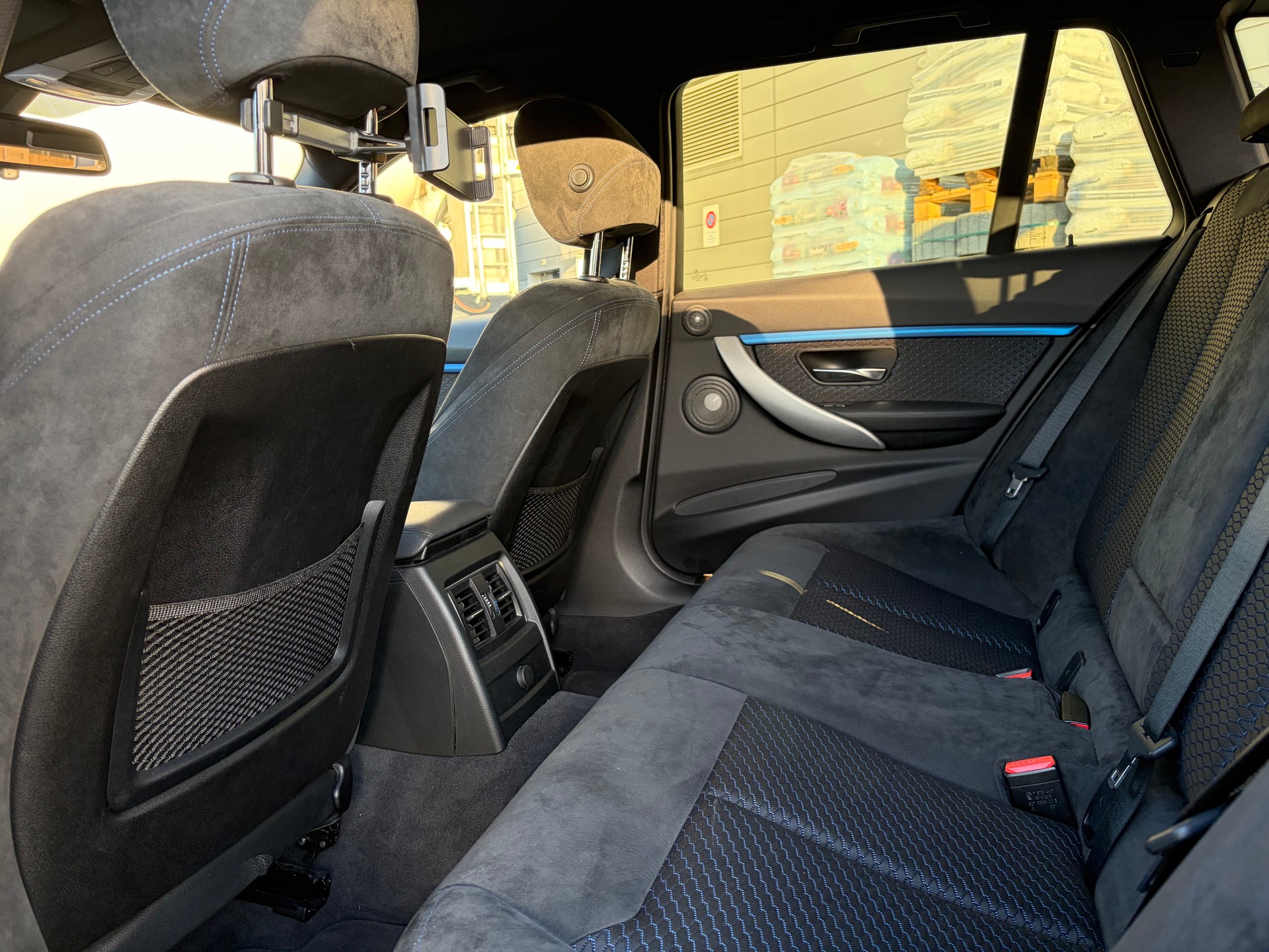 BMW 320d touring M sport LCI-image-12