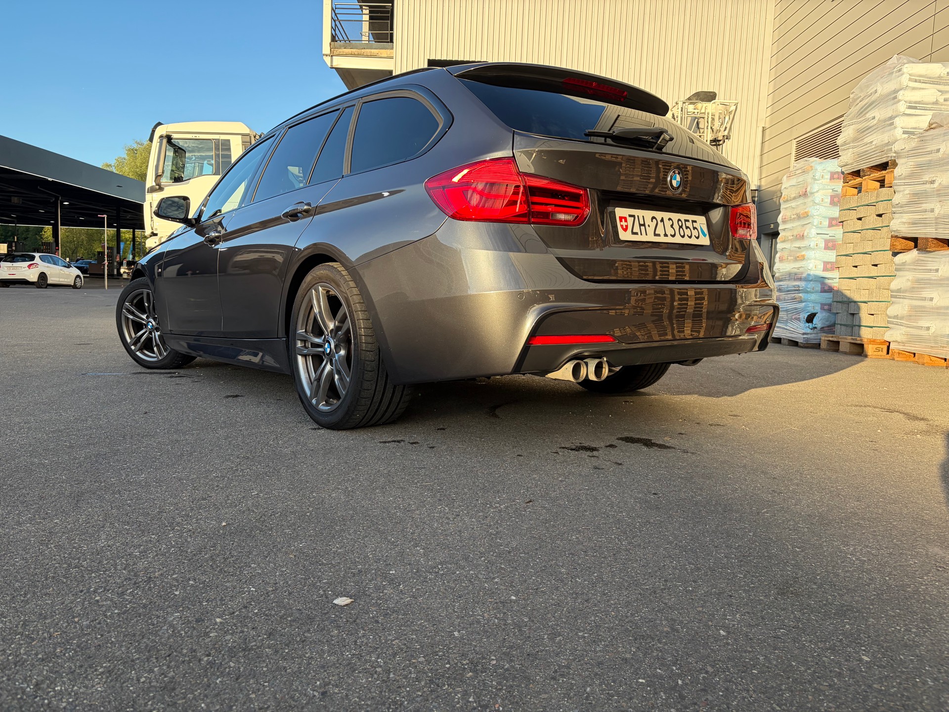 BMW 320d touring M sport LCI-image-3