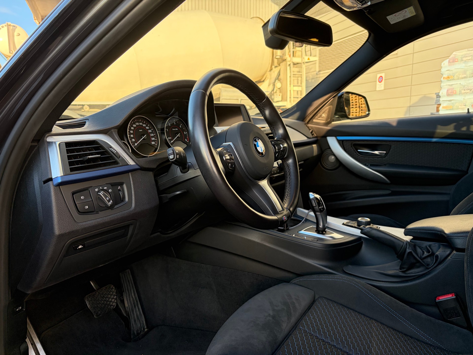 BMW 320d touring M sport LCI-image-11