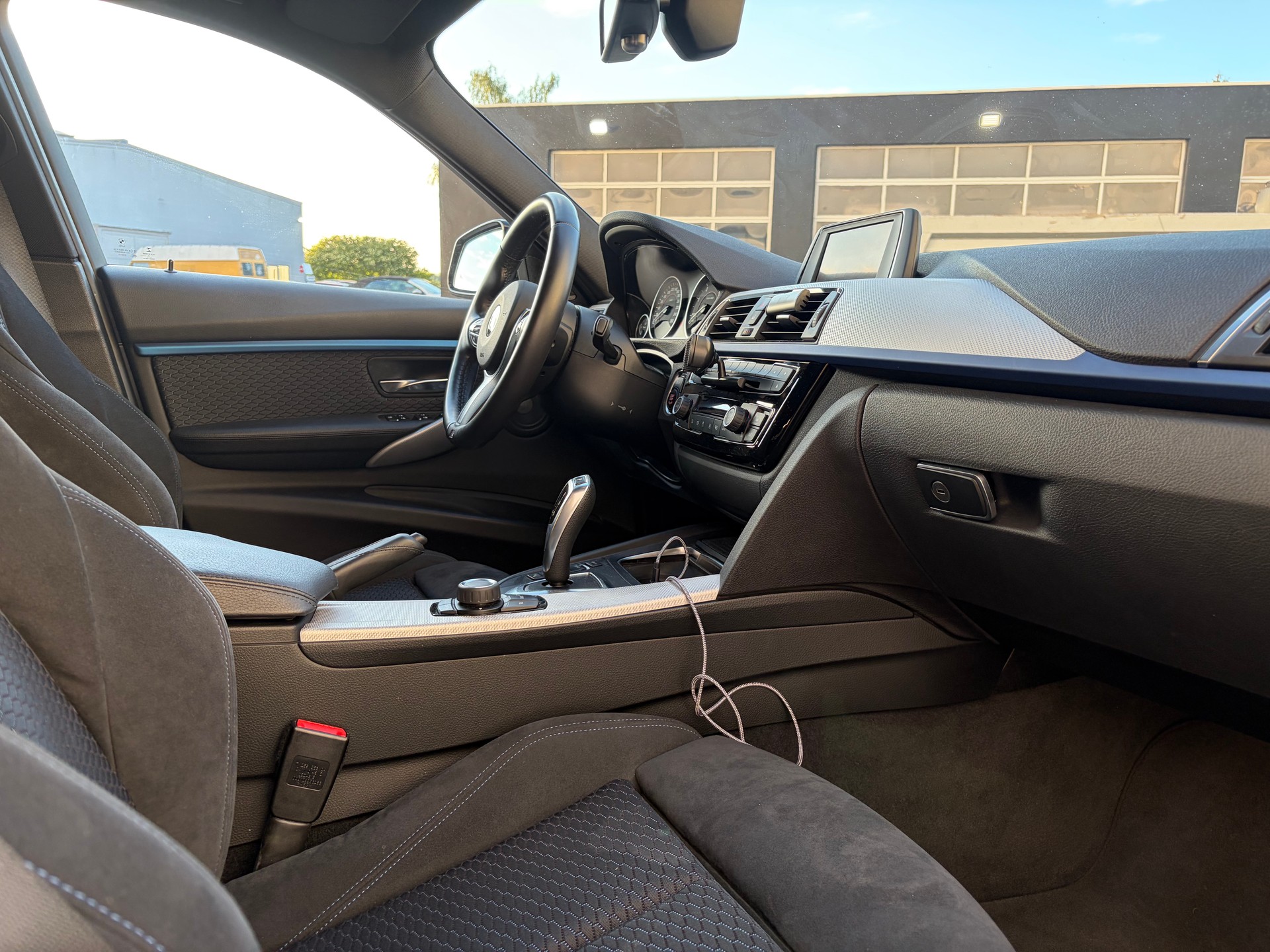 BMW 320d touring M sport LCI-image-14