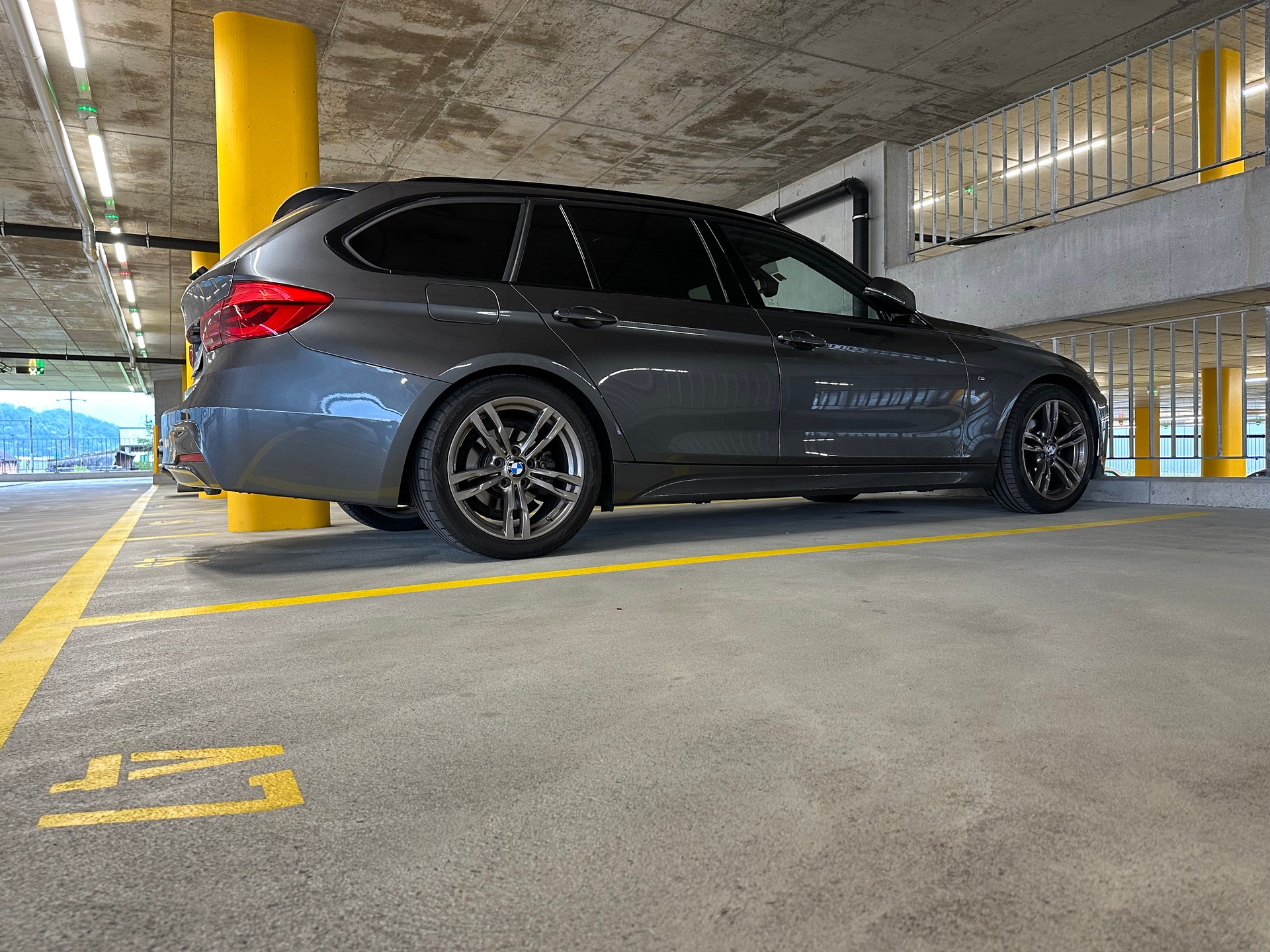 BMW 320d touring M sport LCI-image-17
