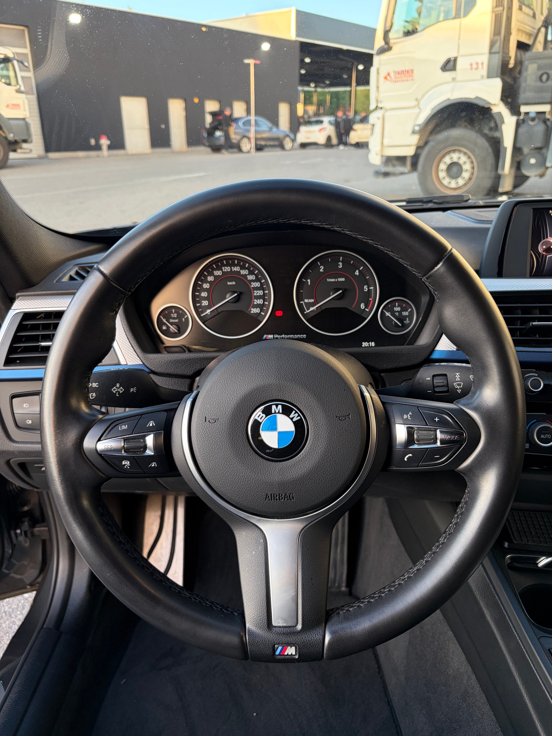 BMW 320d touring M sport LCI-image-8