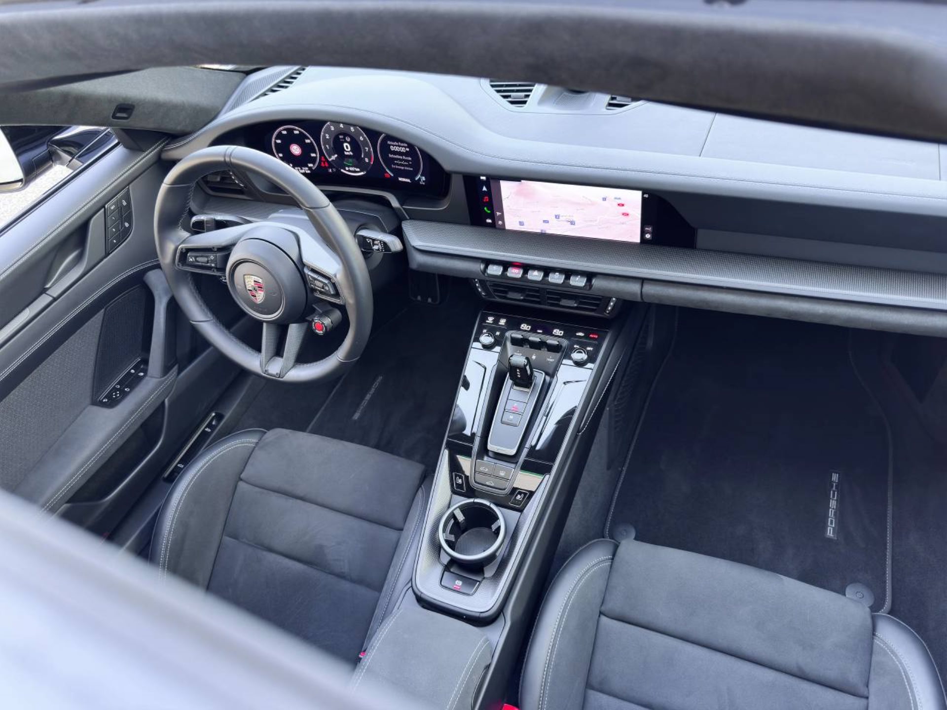 PORSCHE 911 Carrera 4 GTS-image-23