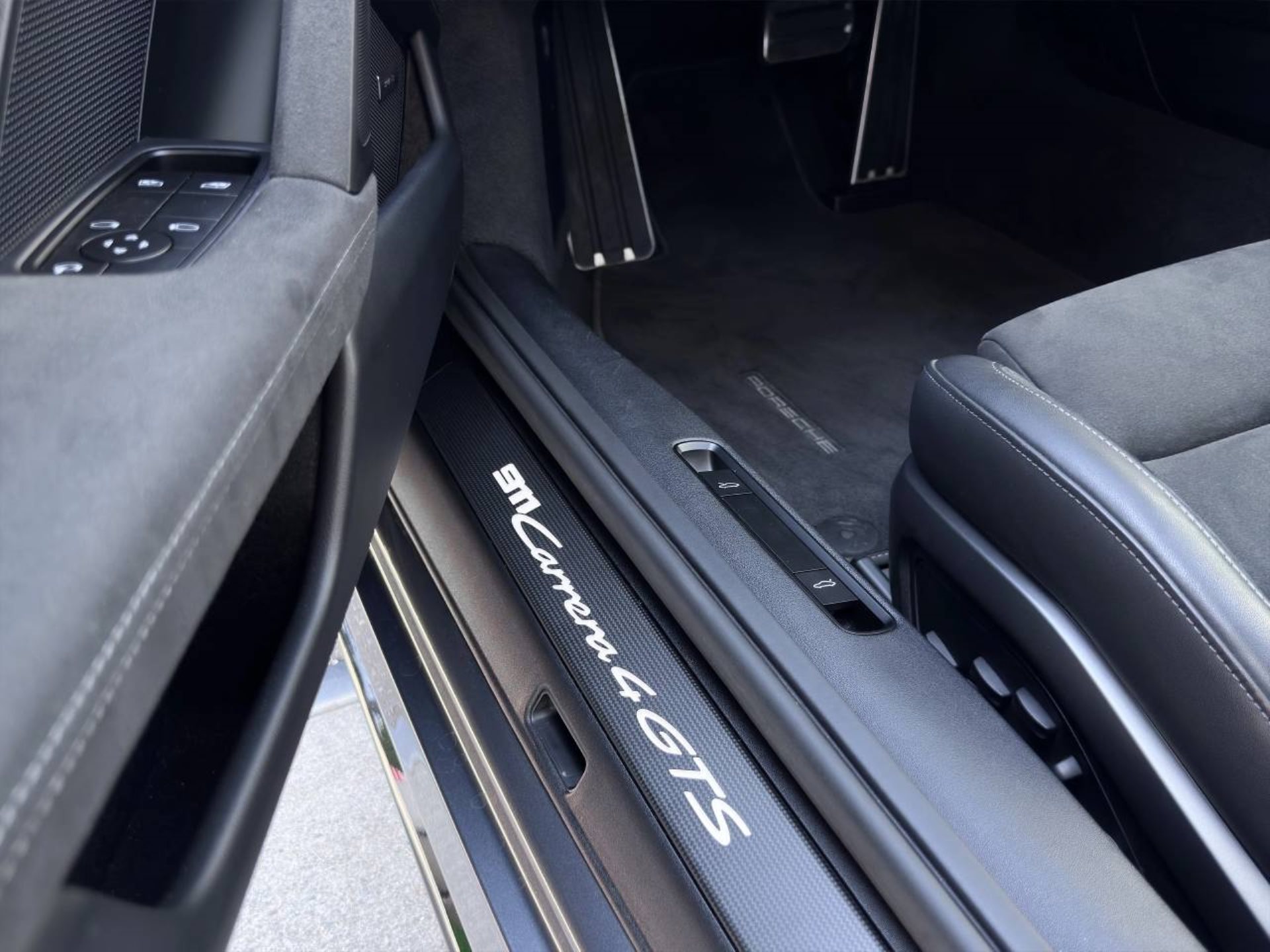 PORSCHE 911 Carrera 4 GTS-image-31