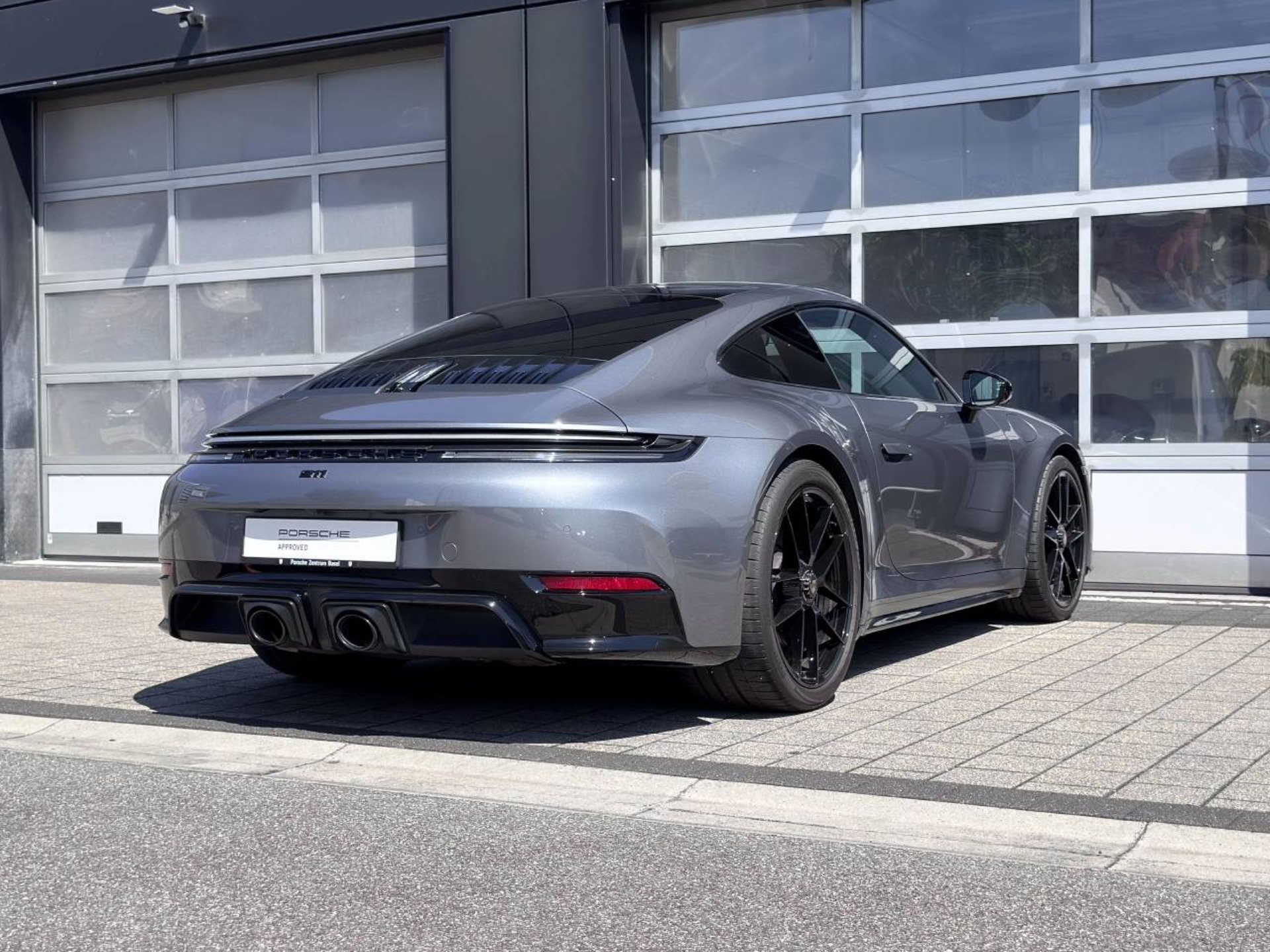 PORSCHE 911 Carrera 4 GTS-image-9