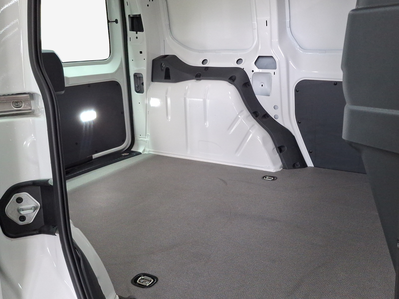 VW Caddy Cargo 2.0TDI DSG-image-11