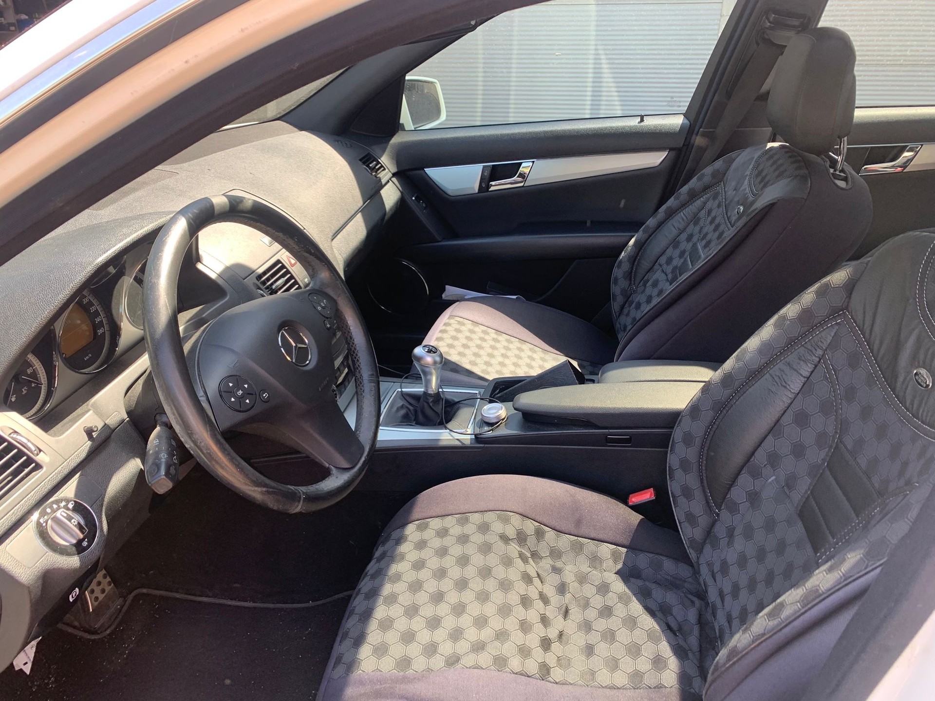MERCEDES-BENZ C 200 CGI BlueEfficiency Avantgarde Automatic-image-9