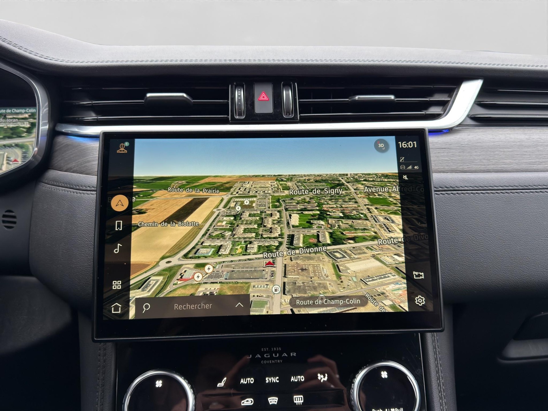 JAGUAR F-Pace 2.0 P400e SE AWD-image-4