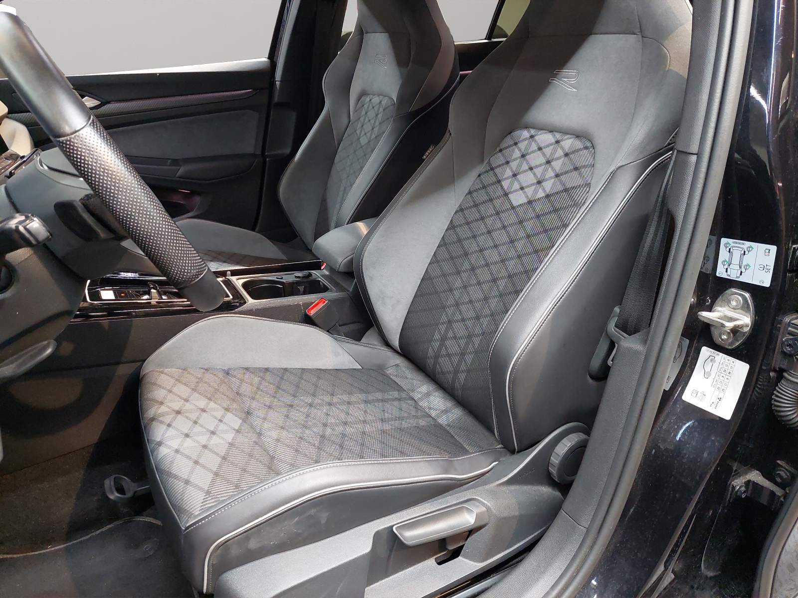 VW Golf 1.5 eTSI mHEV ACT R-Line DSG-image-5