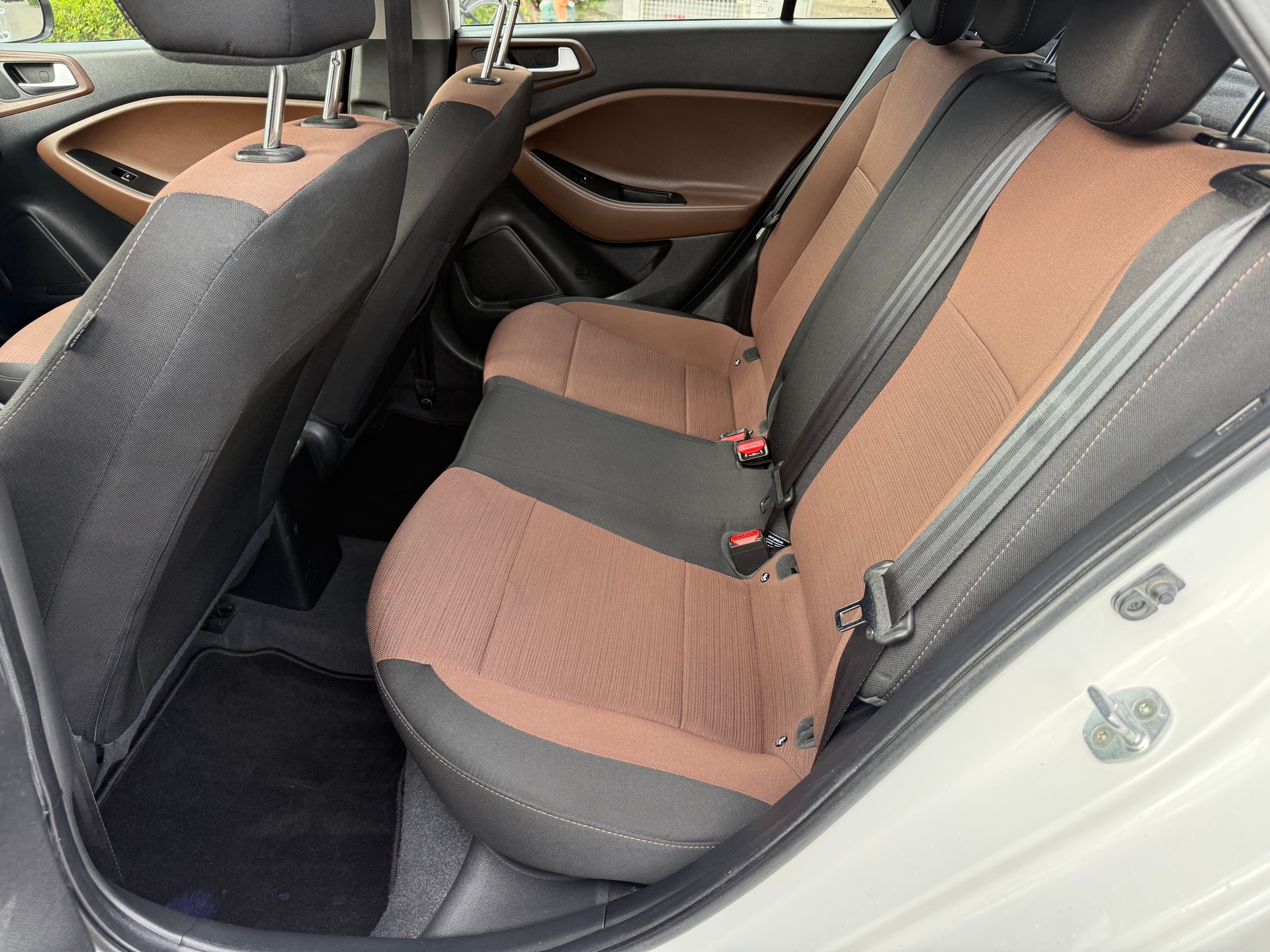 HYUNDAI i20 1.4 Amplia Automatic-image-10