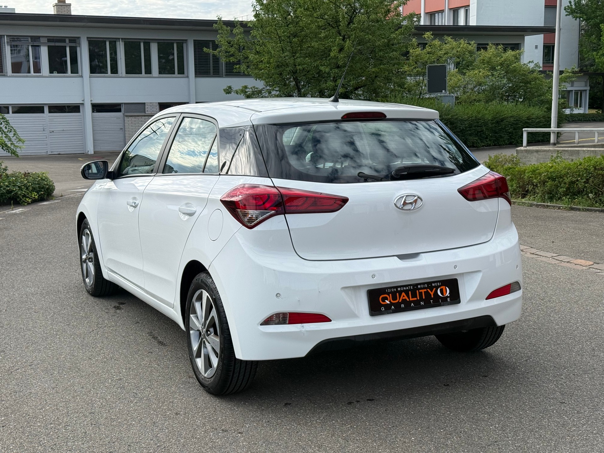 HYUNDAI i20 1.4 Amplia Automatic-image-3