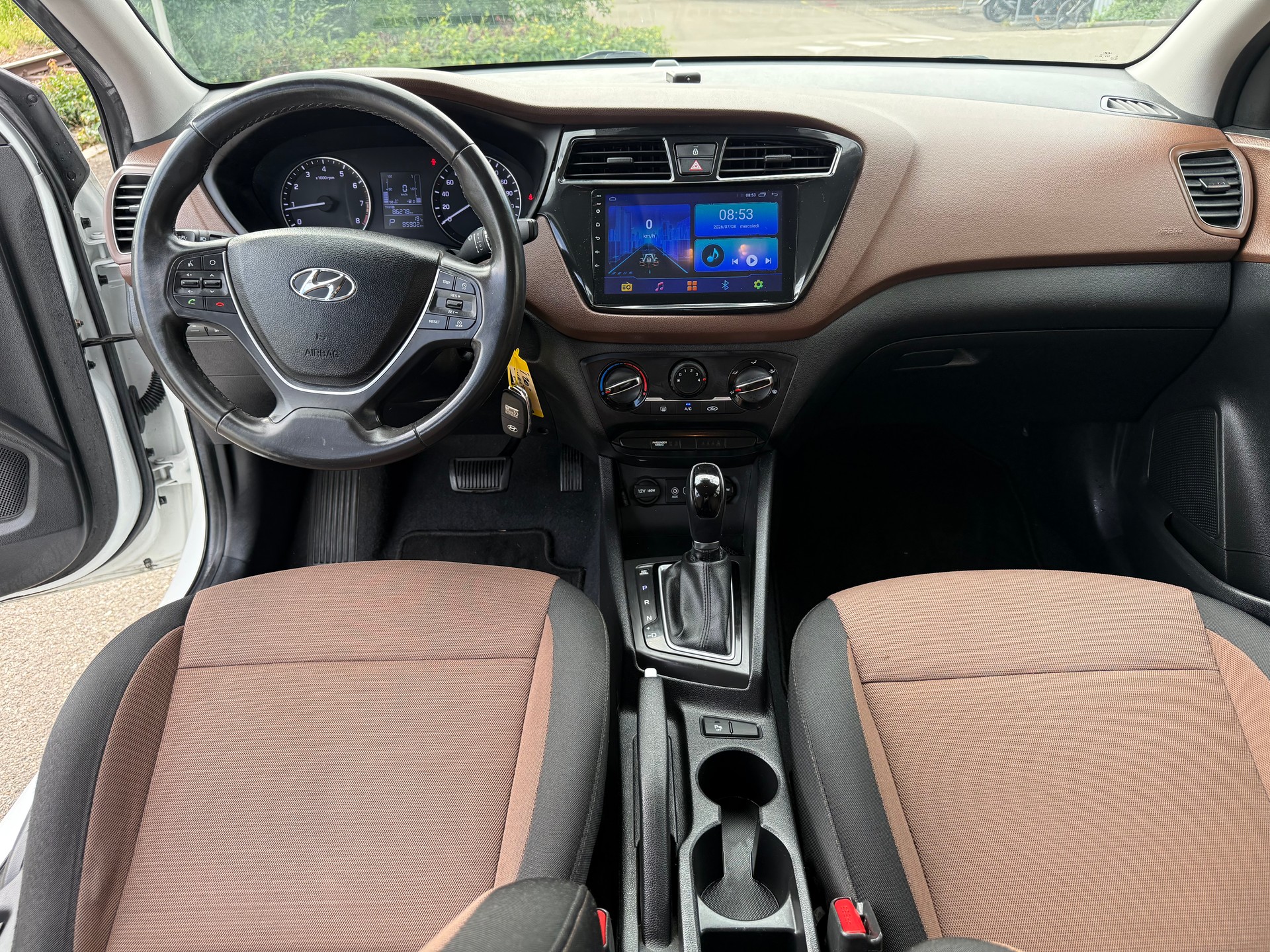 HYUNDAI i20 1.4 Amplia Automatic-image-9