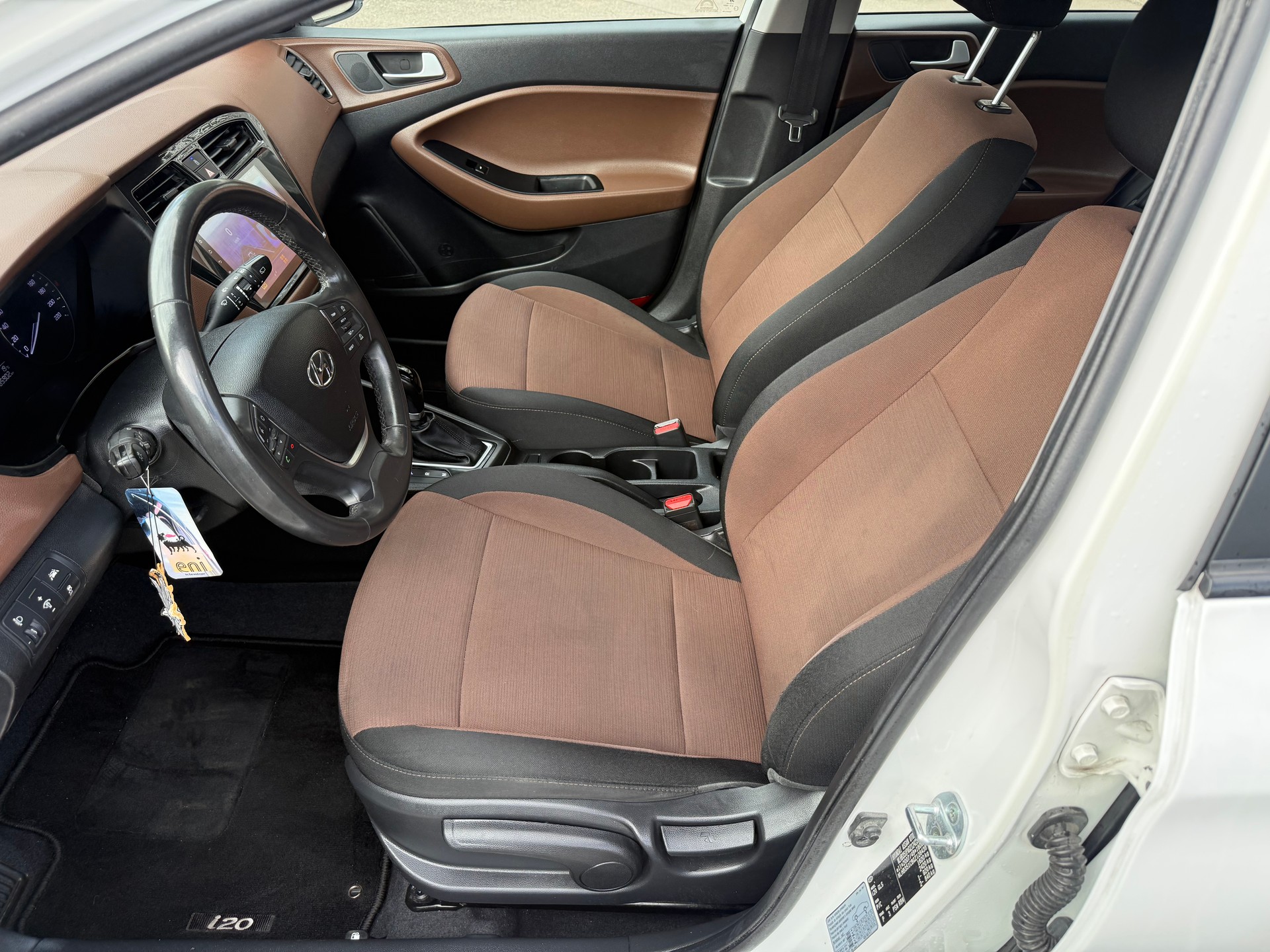 HYUNDAI i20 1.4 Amplia Automatic-image-6