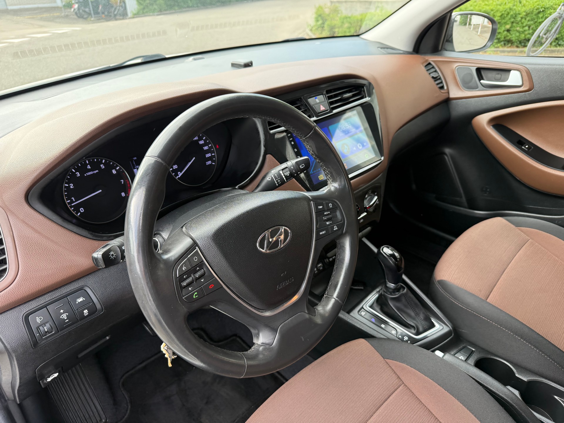 HYUNDAI i20 1.4 Amplia Automatic-image-7