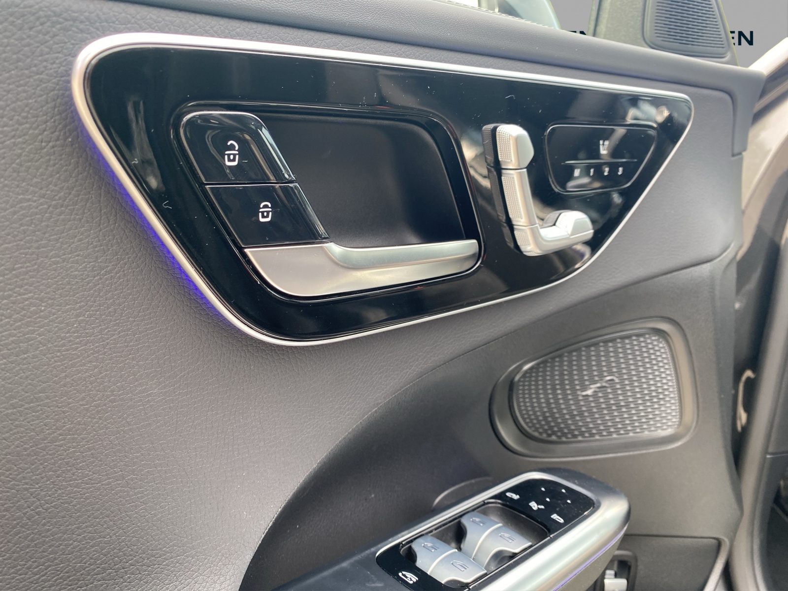 MERCEDES-BENZ C 220 d T 4 Matic-image-12