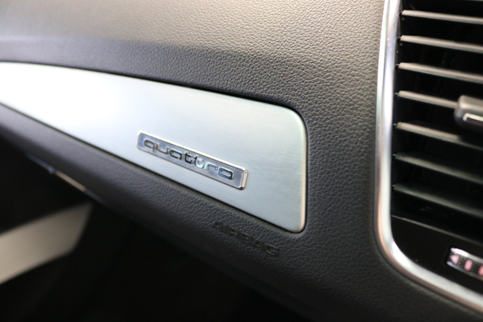 AUDI Q5 2.0 TDI quattro S-tronic-image-39