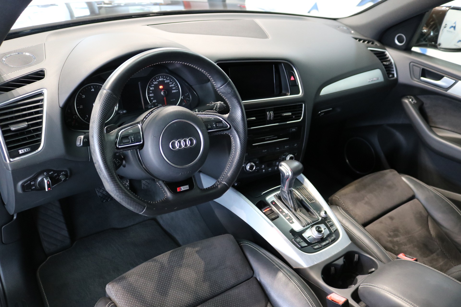 AUDI Q5 2.0 TDI quattro S-tronic-image-4