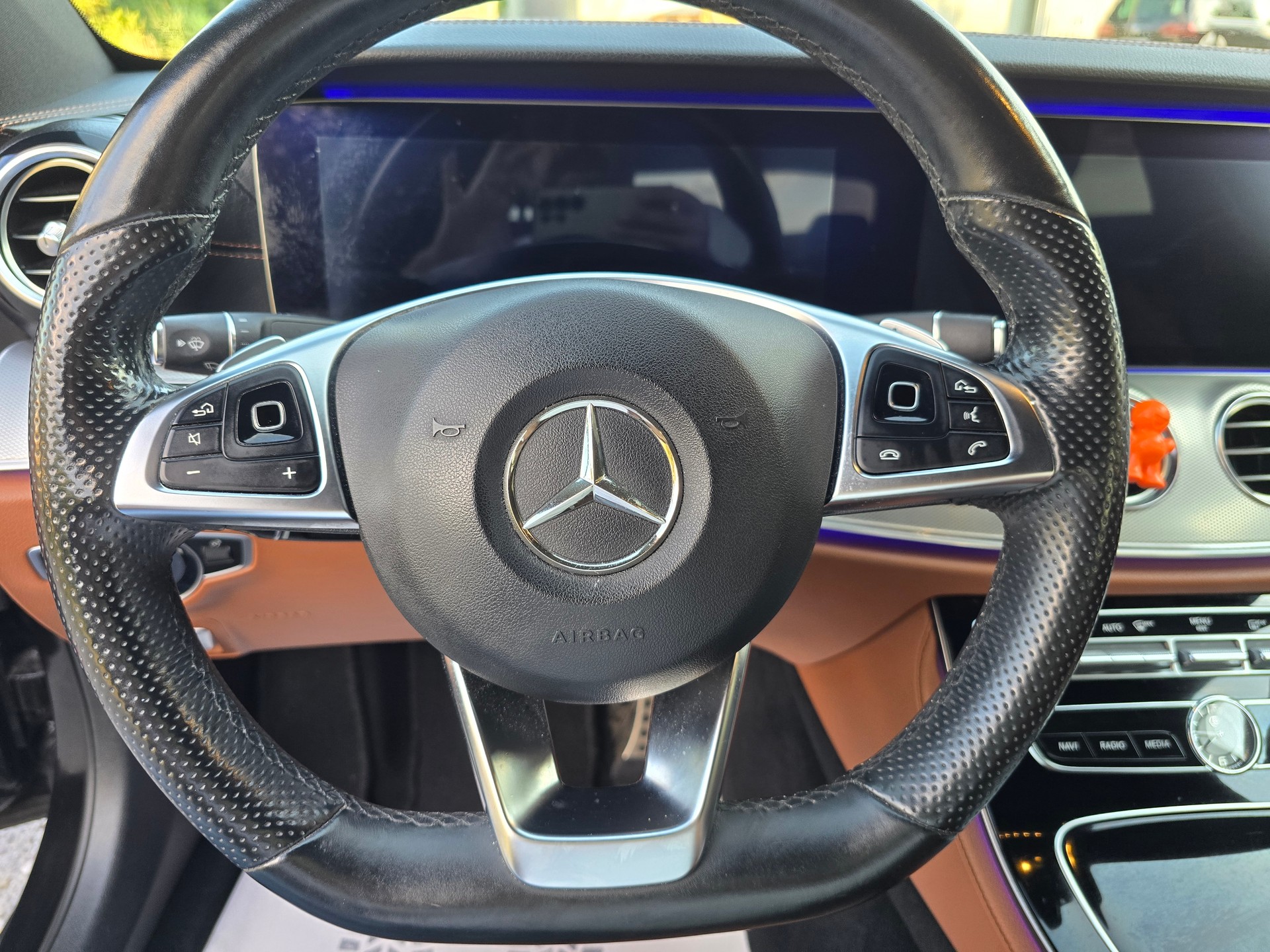 MERCEDES-BENZ E 200 AMG Line 9G-Tronic-image-16