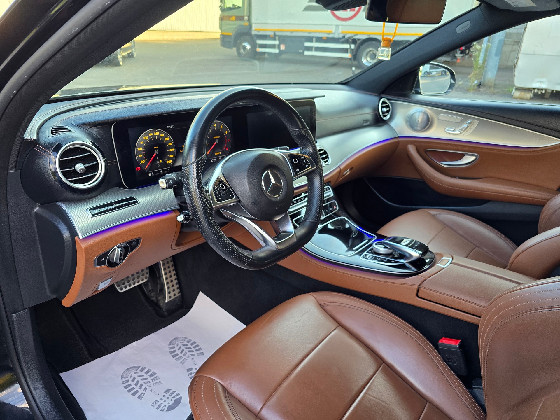 MERCEDES-BENZ E 200 AMG Line 9G-Tronic-image-11