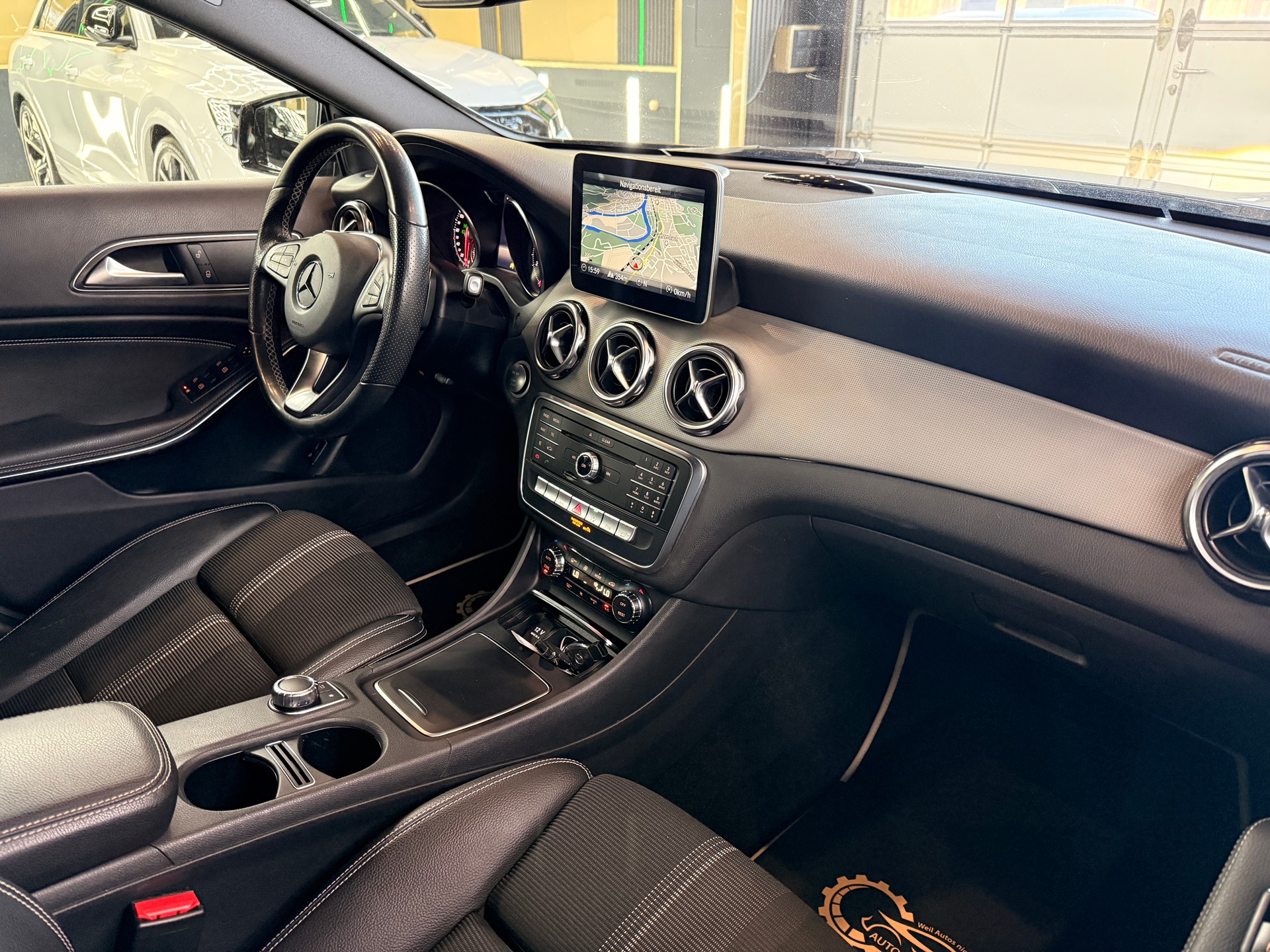 MERCEDES-BENZ GLA 200 Night Star 7G-DCT-image-10