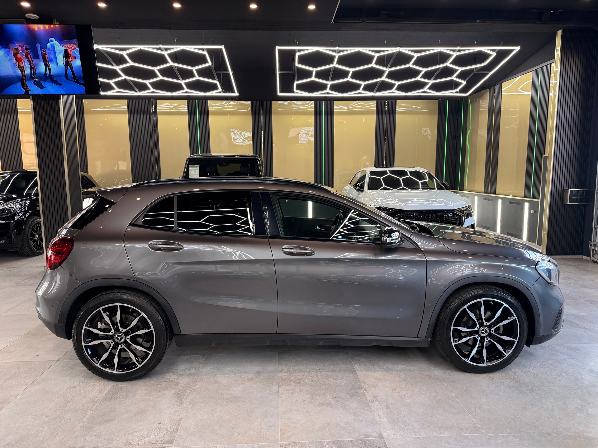 MERCEDES-BENZ GLA 200 Night Star 7G-DCT-image-3