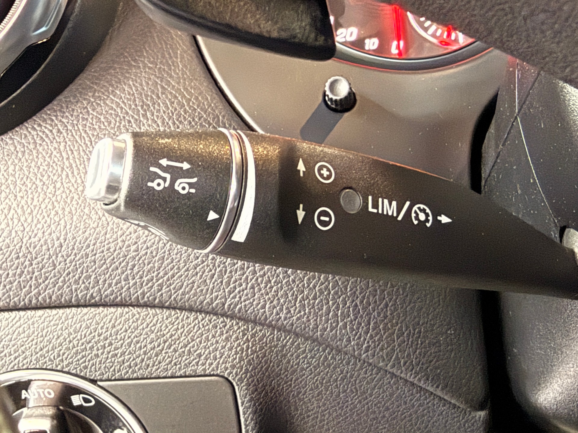 MERCEDES-BENZ GLA 200 Night Star 7G-DCT-image-19