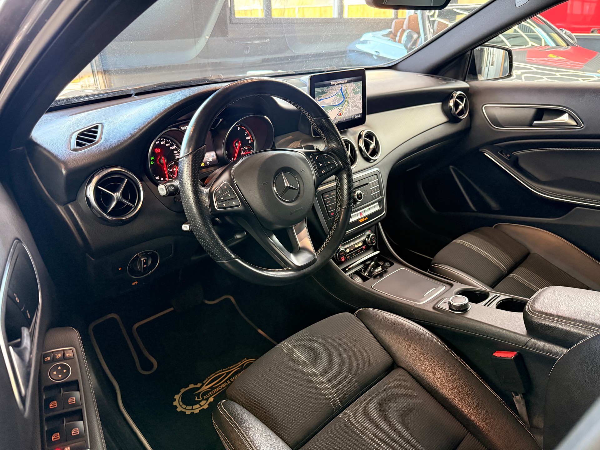 MERCEDES-BENZ GLA 200 Night Star 7G-DCT-image-8