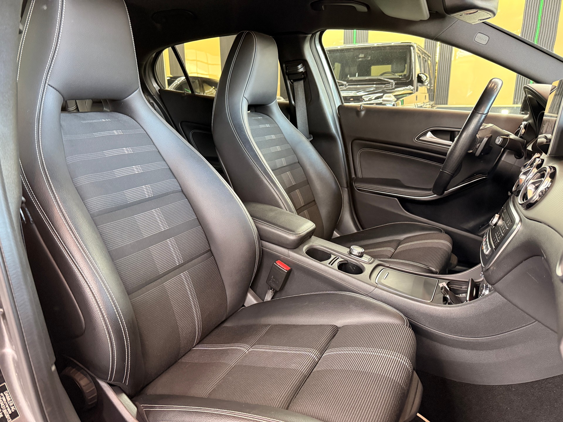 MERCEDES-BENZ GLA 200 Night Star 7G-DCT-image-11
