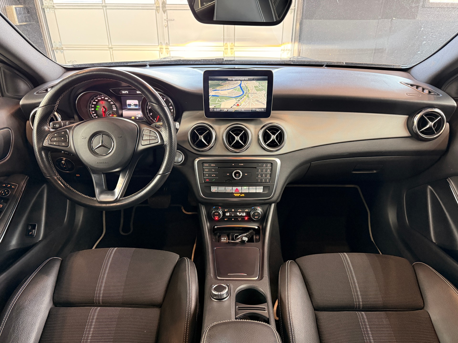 MERCEDES-BENZ GLA 200 Night Star 7G-DCT-image-12