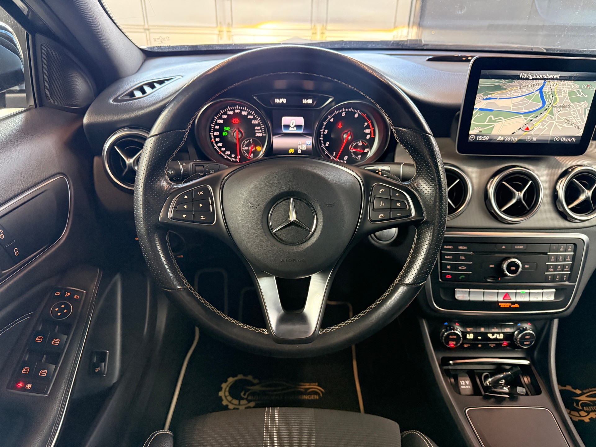 MERCEDES-BENZ GLA 200 Night Star 7G-DCT-image-13