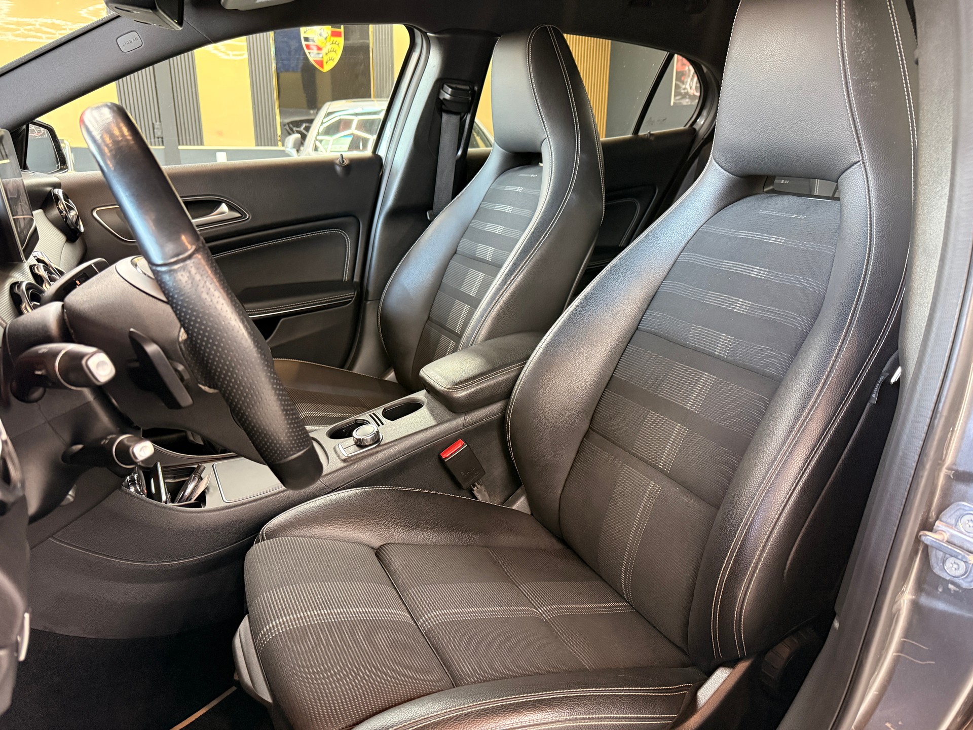 MERCEDES-BENZ GLA 200 Night Star 7G-DCT-image-9