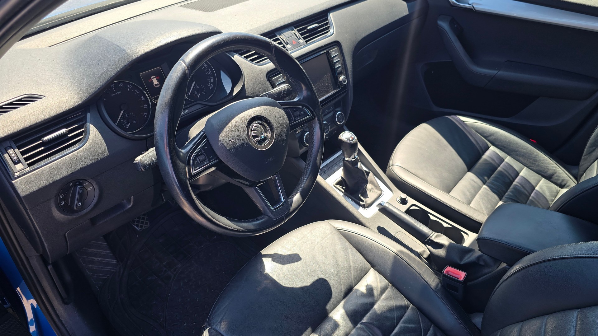 SKODA Octavia Combi 2.0 TDI Elegance 4x4-image-7
