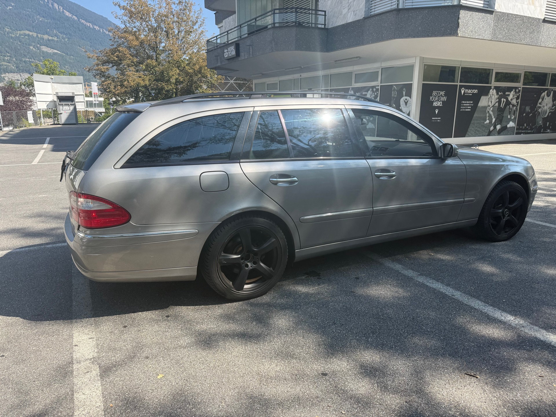 MERCEDES-BENZ E 240 Avantgarde-image-4