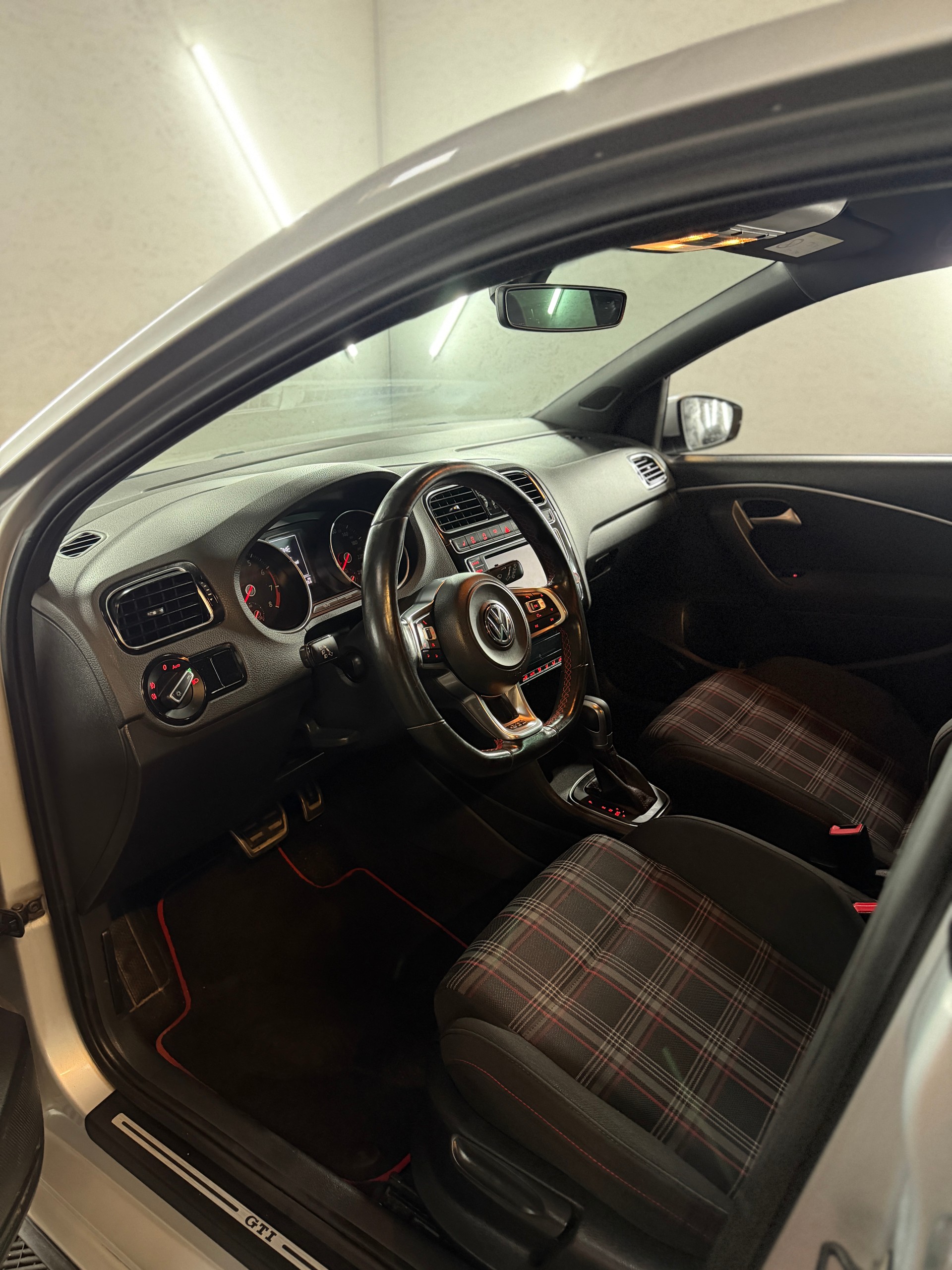 VW Polo 1.8 TSI GTI DSG-image-16