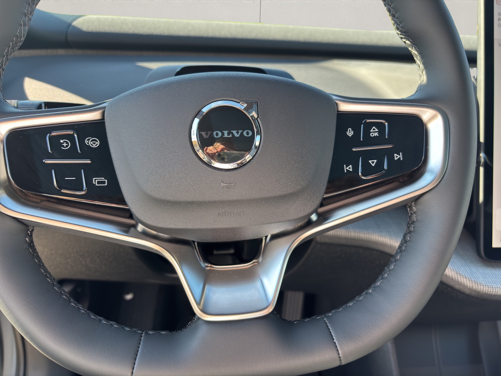 VOLVO EX30 P5 Longe Range Ultra-image-8