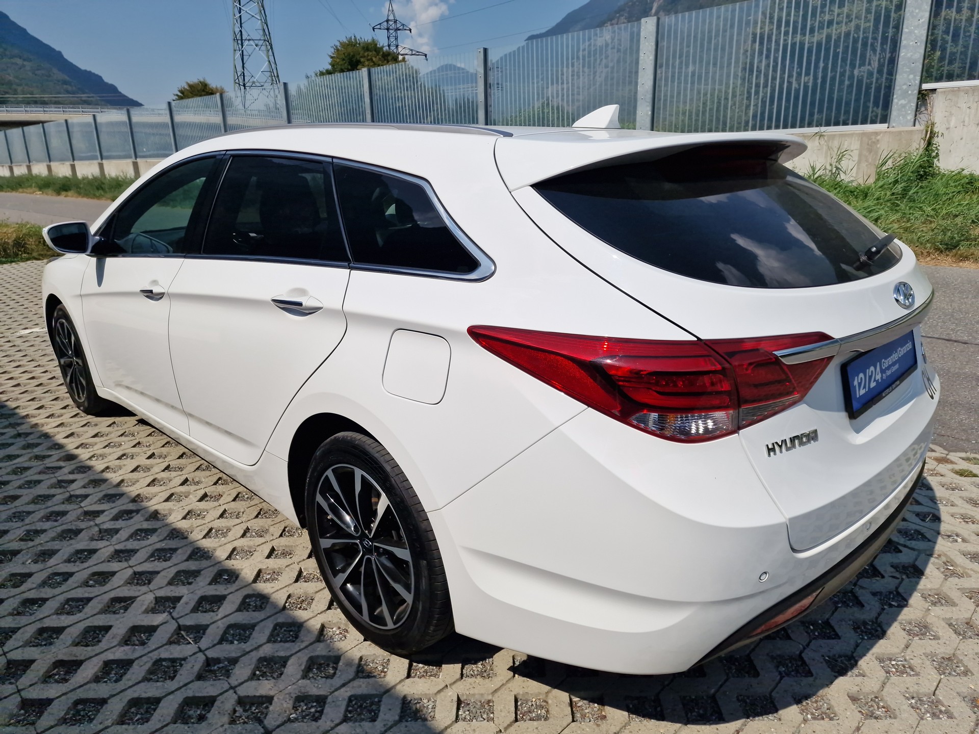 HYUNDAI i40 Wagon 1.7 CRDI Vertex Automatic-image-3