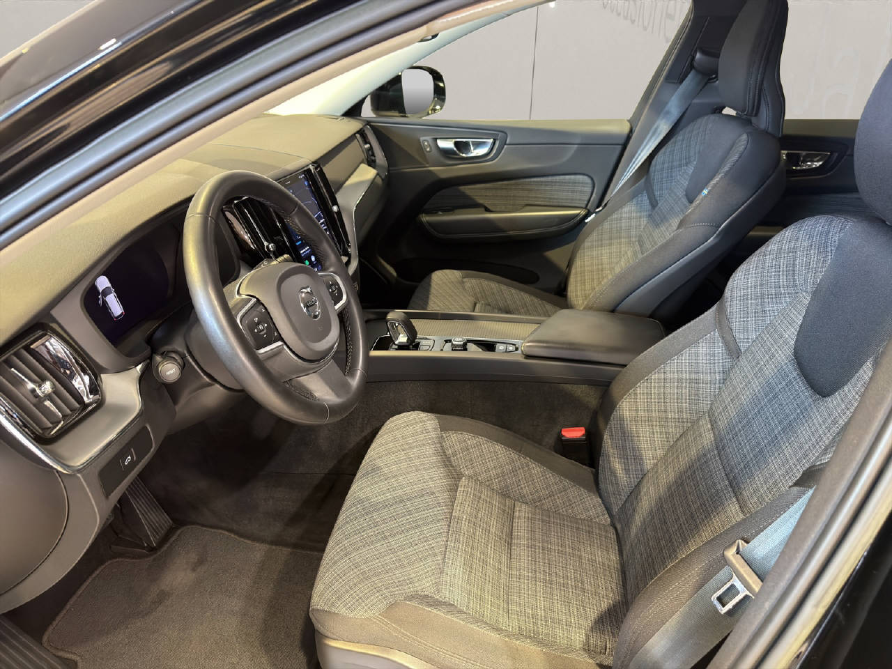 VOLVO XC60 2.0 B4 MH Momentum AWD-image-4
