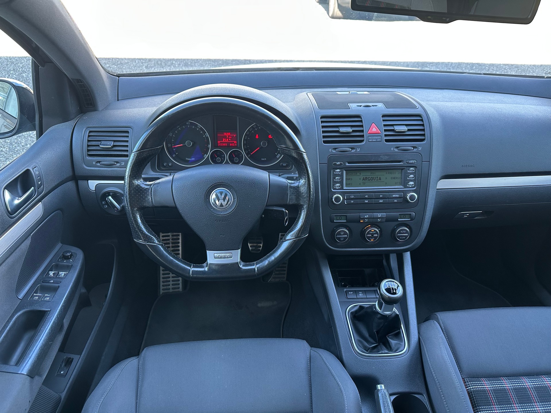 VW Golf 2.0 TFSI GTI-image-11