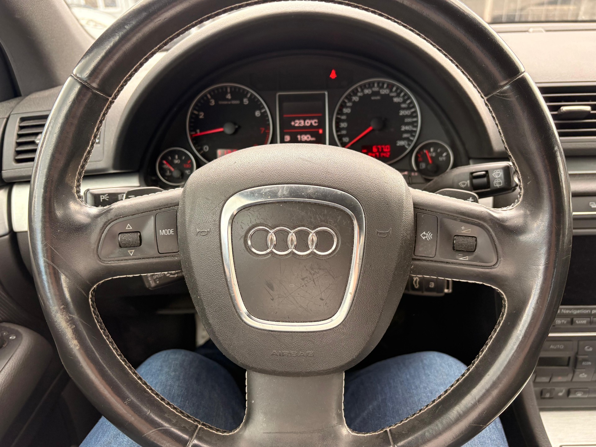 AUDI A4 Avant 2.0 Turbo FSI quattro-image-5