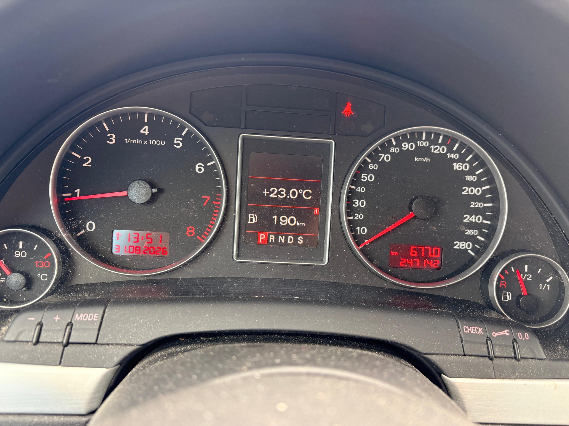 AUDI A4 Avant 2.0 Turbo FSI quattro-image-8