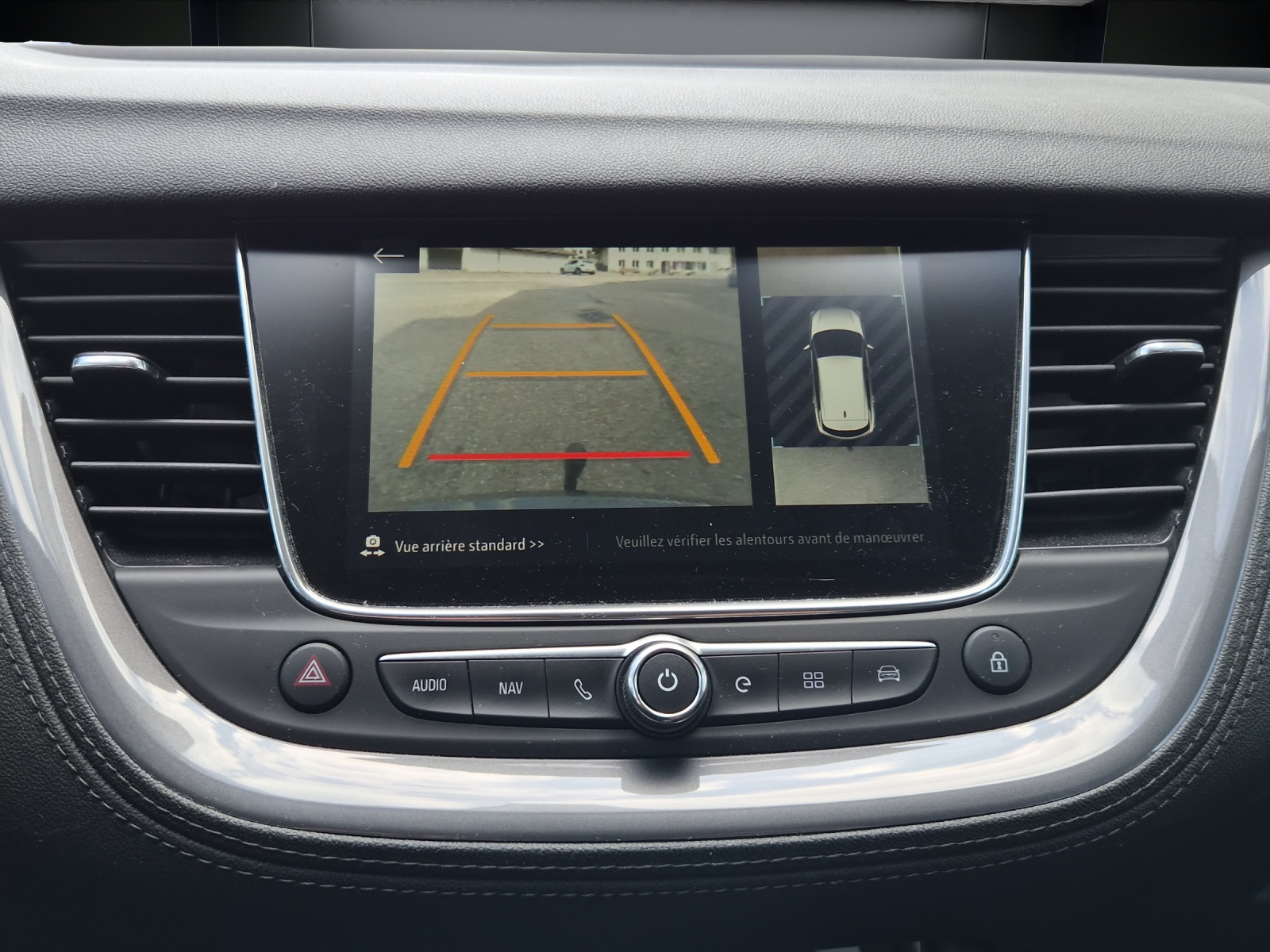 OPEL Grandland X 1.6 Hybrid4 Ultimate Automatik-image-9