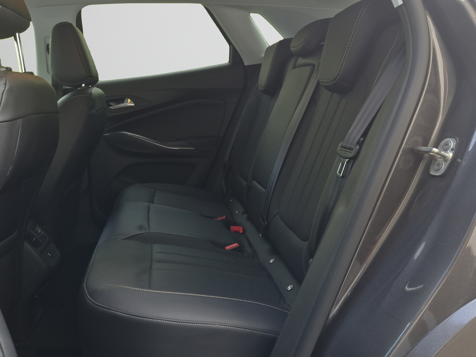 OPEL Grandland X 1.6 Hybrid4 Ultimate Automatik-image-11