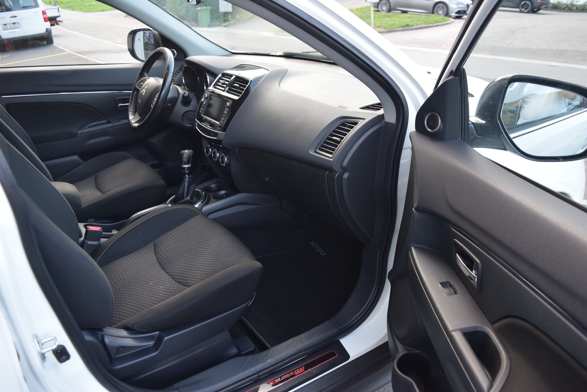 MITSUBISHI ASX 1.8 DID Celebration 300K 4WD-image-9